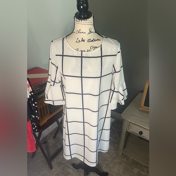 Lovely White Dress with Black Squares with Bell Sleeves and knee length - Picture 7 of 9